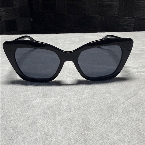 Kenneth Cole Reaction Black Cat-Eye Sunglasses - Picture 1 of 7